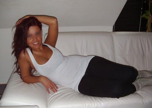 Jolie brunette de 19 ans sur Pantin ch plan cul discret en IDF