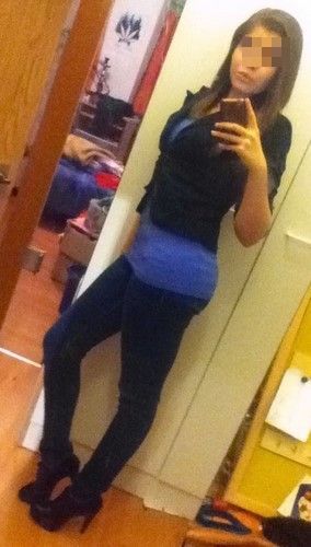 Jeune garce du 92 se tripote la chatte en webcam