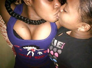 Hey !!! Deux belles gosses en couple pour plan à 3 !!!