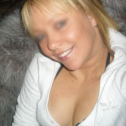 Blonde en couple pour trio hard