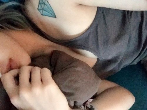 Plan baise avec une brunette de Clichy à la chatte touffue