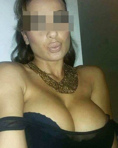 Beurette sans complexe veut se taper deux coquins