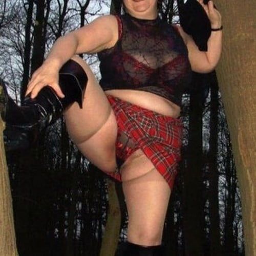 Libertine aux formes généreuses pour trio sexe sur Melun