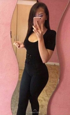 Petite coquine brune sur Houilles cherche plan cul dans le 78