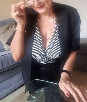 Nympho mature rech préliminaire, doigtage et sexe à Poissy