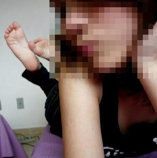 Je suis à Vincennes, jolie blonde fétichiste du Nylon cherche homme joueur